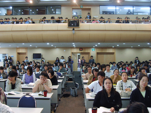 많은 참가자들이 동시 통역을 경청하고 있습니다. 